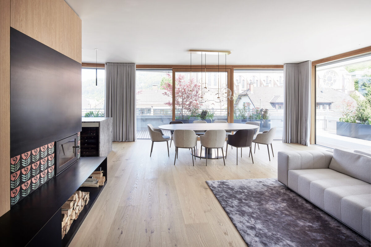 Architekturfotografie einer exklusiven Wohnung in Bregenz mit modernem Kamin und Essbereich von Gahleitner Architekten.