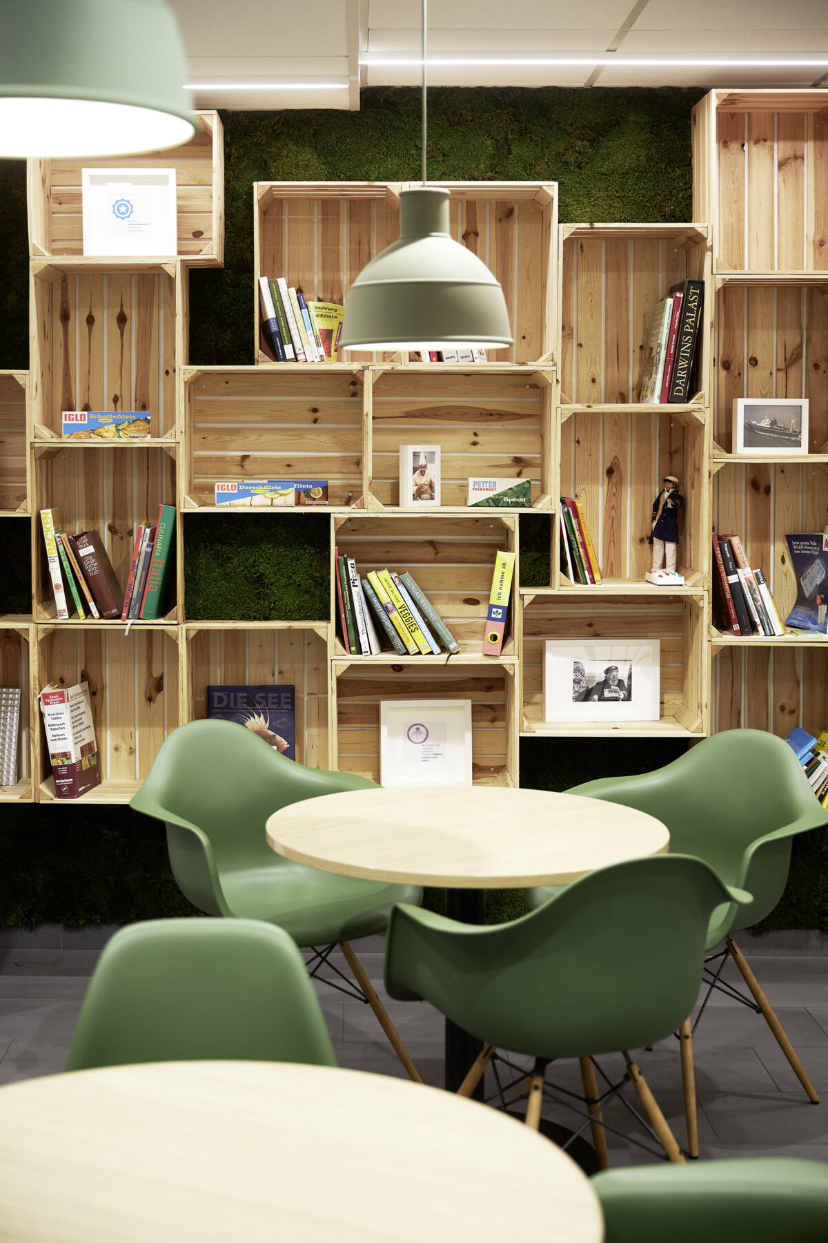 Kreative Bürogestaltung in der Iglo Zentrale Wien: Ein maßgefertigtes Regal aus Holzkisten auf einer echten Mooswand, umgesetzt von Tecno Office Consult, Interieurfotografie von Roland Wimmer.