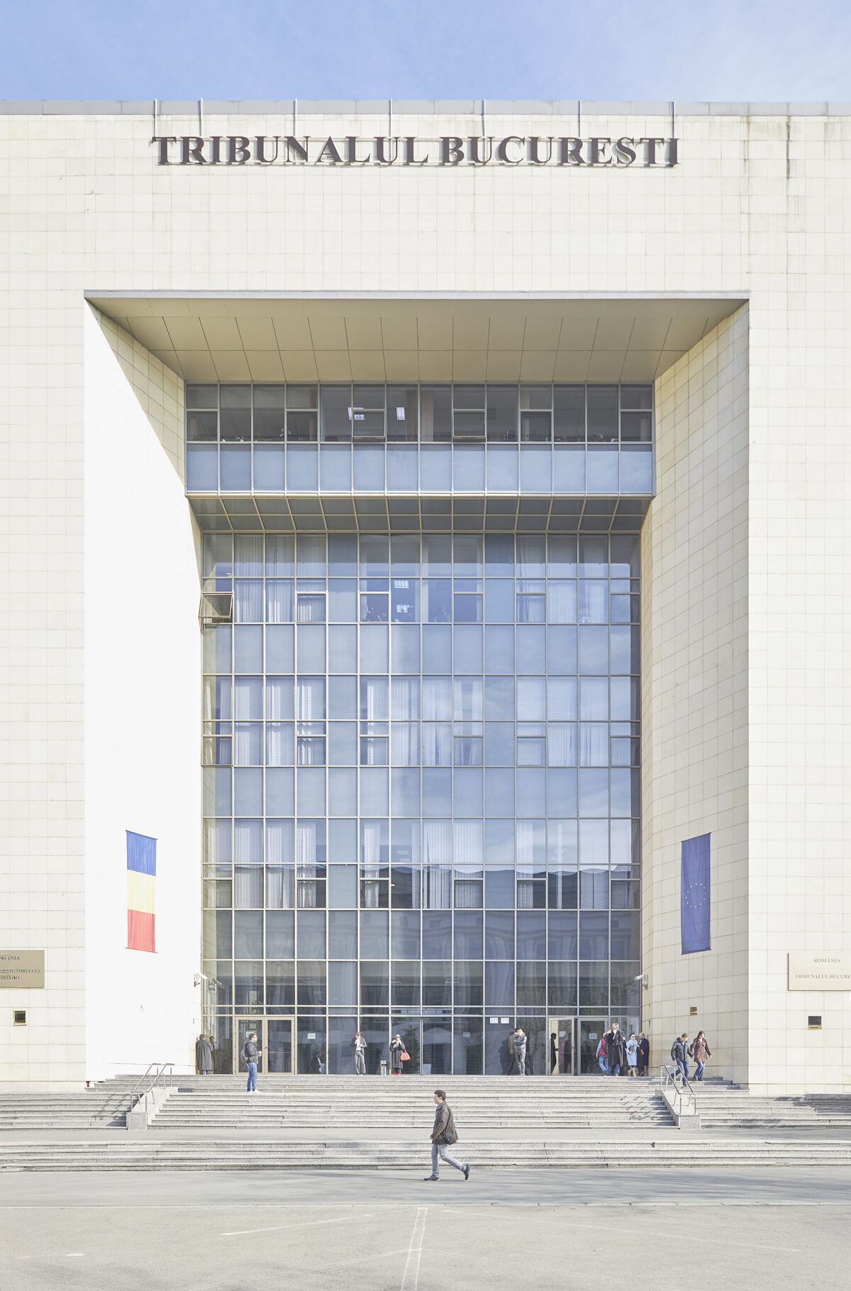 Symmetrische Architekturfotografie des Tribunalul București Gerichtsgebäudes in Bukarest.
