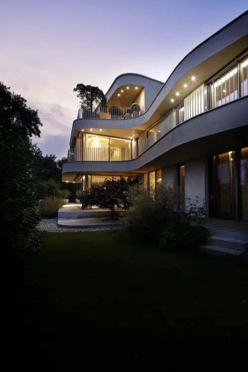 Moderne geschwungene Fassade der Villa am Bodensee im Hochformat