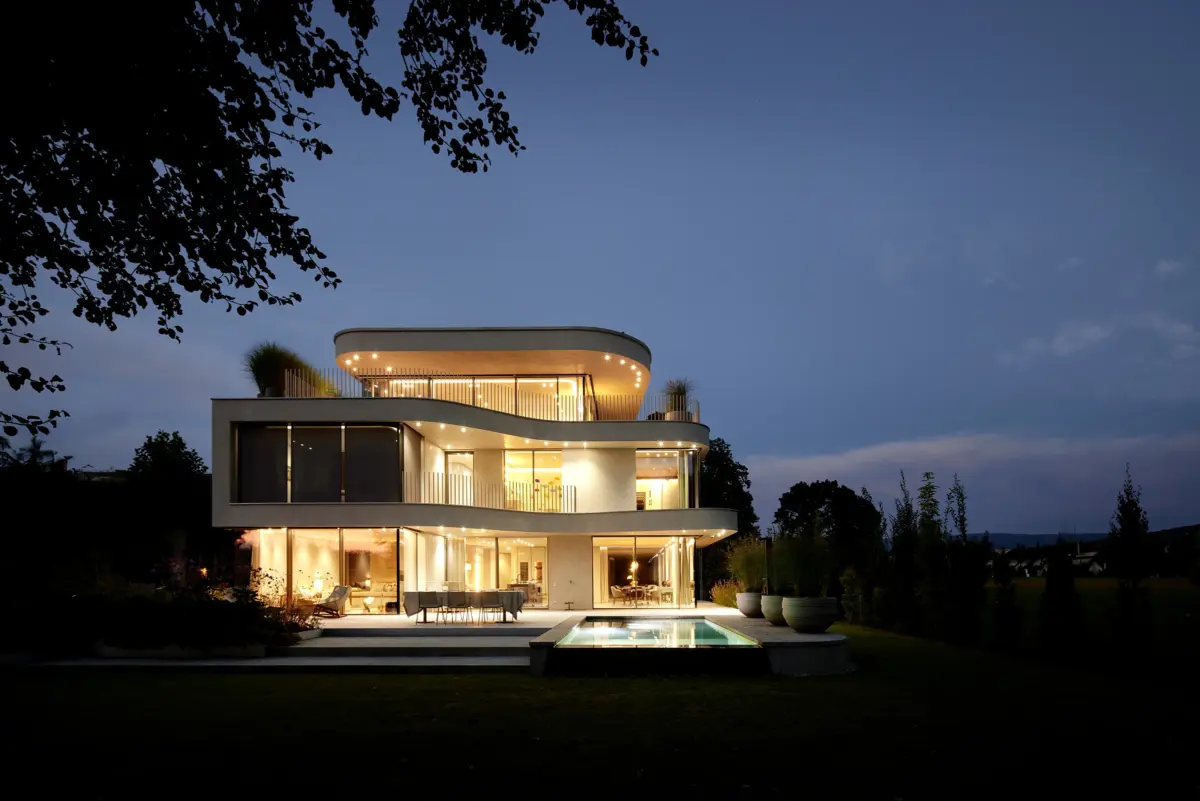 Moderne Architekturfotografie einer Villa mit Pool am Bodensee bei Dämmerung