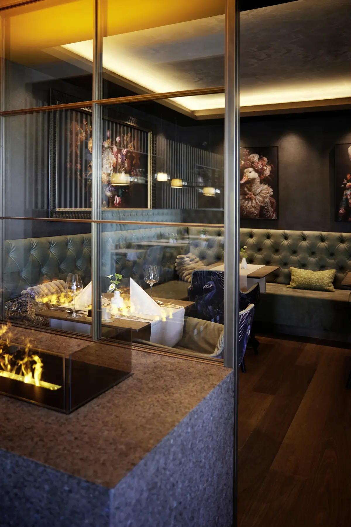 Kamin hinter Glaswand mit Blick in das Restaurant des Hotel Gierer, Wasserburg am Bodensee