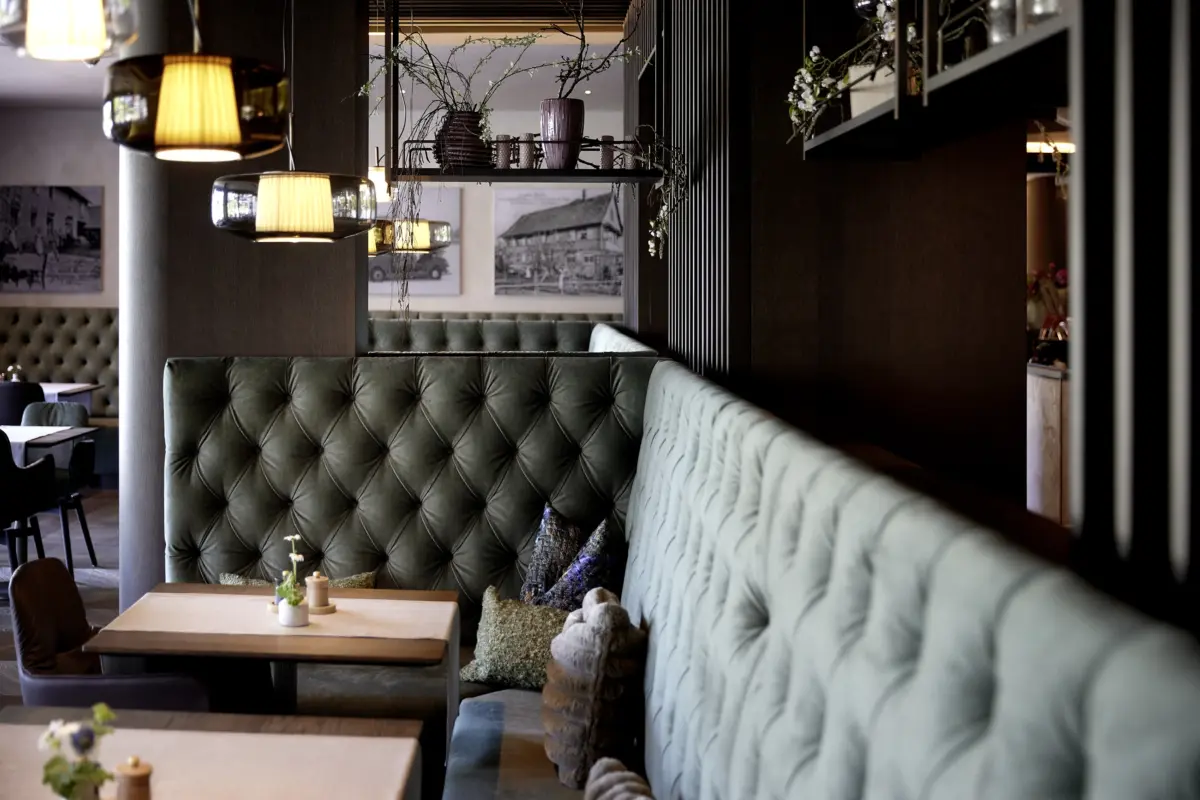 Gesteppte grüne Samtbänke und Pendelleuchten im Restaurant des Hotel Gierer, Wasserburg am Bodensee