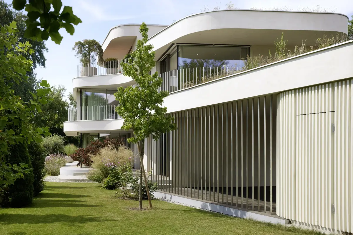 Vertikale Metallstäbe, Rundbau und begrüntes Dach einer Villa am Bodensee bei Bregenz, Gahleitner Architekten, Architekturfotograf Roland Wimmer