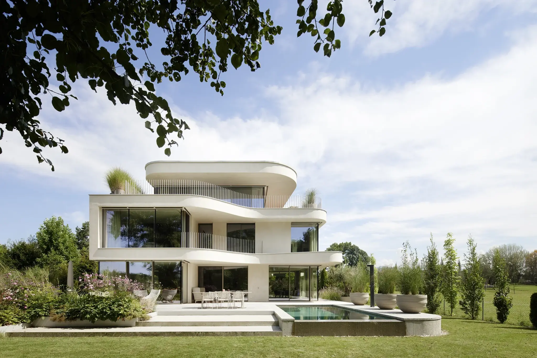 Villa am Bodensee von Gahleitner Architekten, Gartenansicht mit Pool