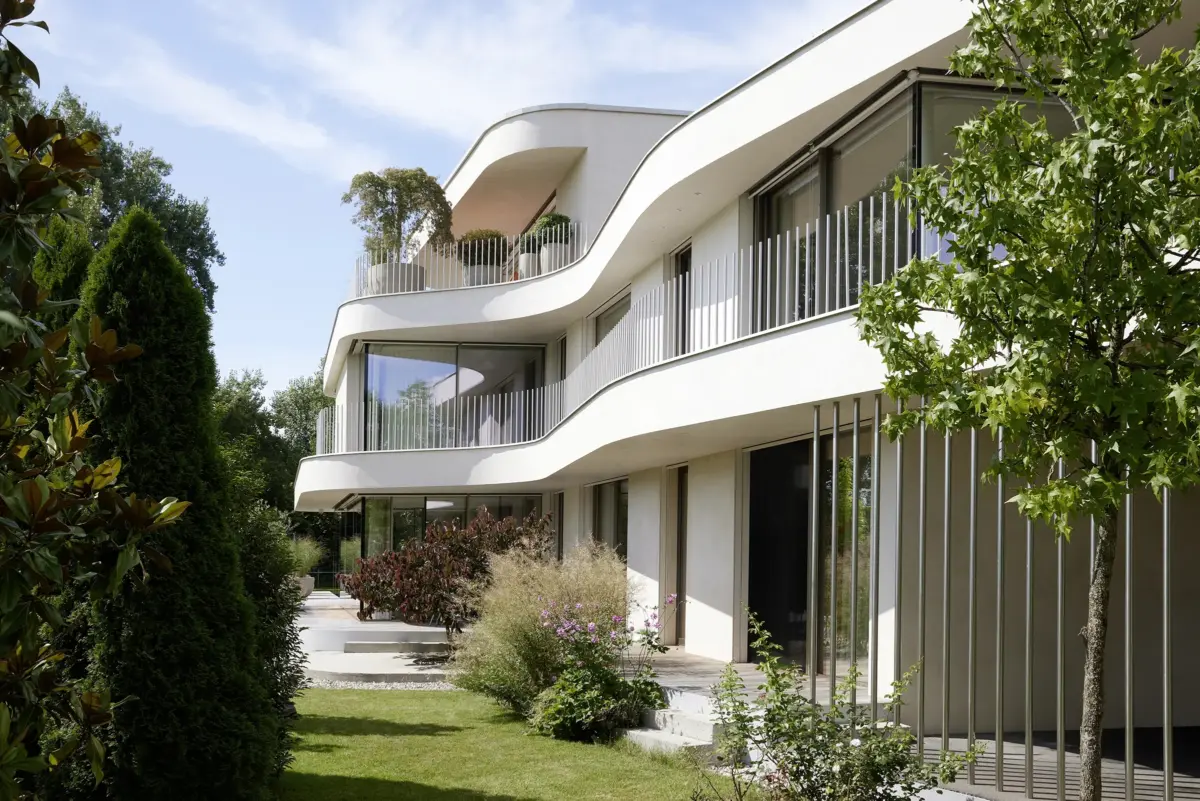 Gartenseite mit geschwungenen Balkonen, Staketengeländer und Staudengarten einer Villa am Bodensee bei Bregenz, Gahleitner Architekten, Architekturfotograf Roland Wimmer