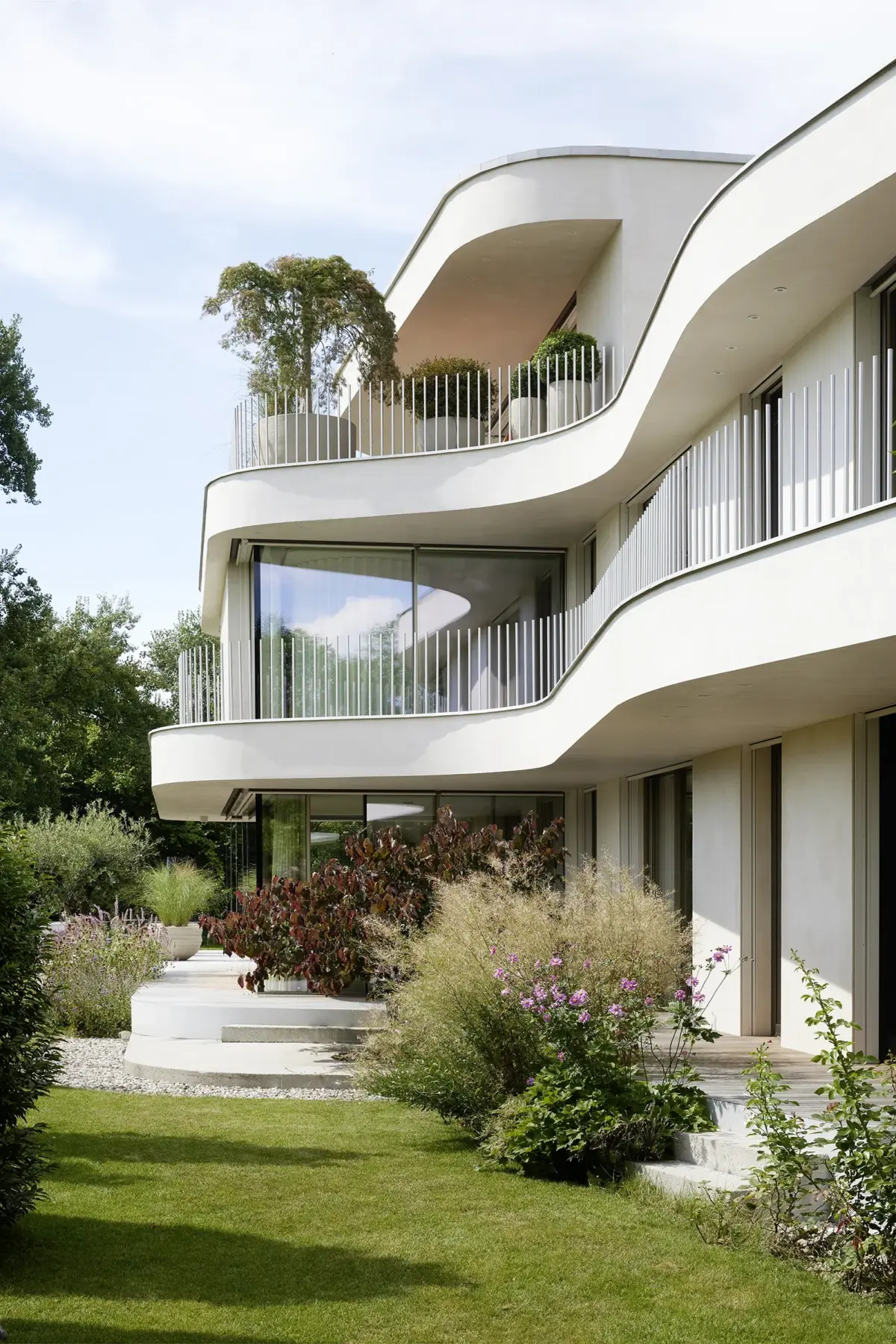 Hochformat der wellenförmigen Balkone mit Staketengeländer einer Villa am Bodensee bei Bregenz, Gahleitner Architekten, Architekturfotograf Roland Wimmer