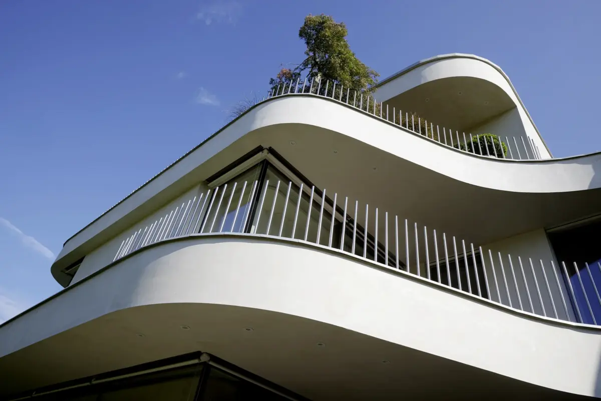 Untersicht der wellenförmigen Deckenplatten mit Geländerstäben einer Villa am Bodensee bei Bregenz, Gahleitner Architekten, Architekturfotograf Roland Wimmer