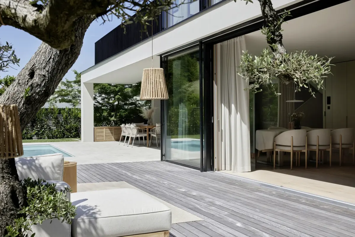 Holzterrasse mit Olivenbaum und Blick in den Essbereich einer Villa in Bregenz, Gahleitner Architekten, Architekturfotograf Roland Wimmer