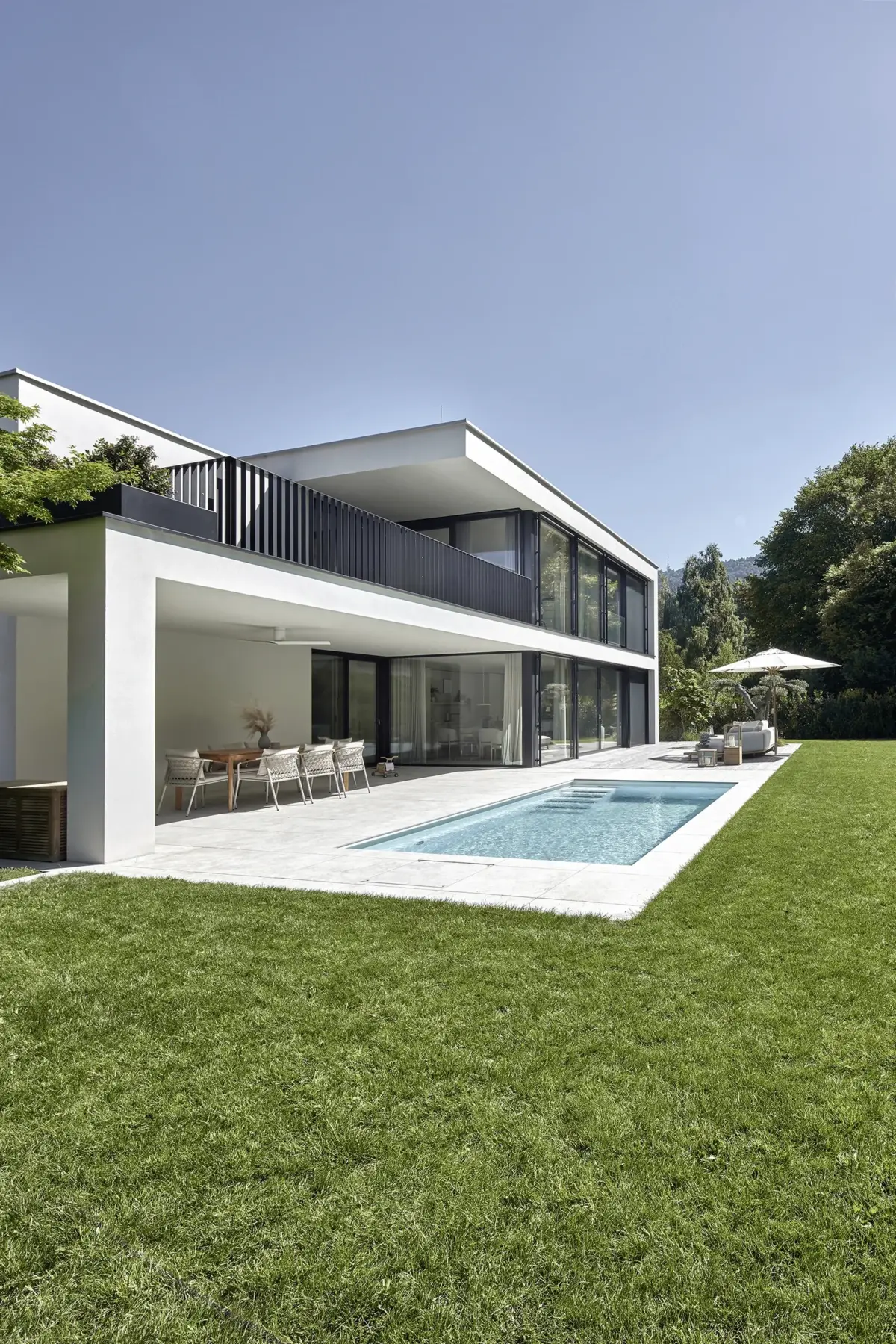 Villa in Bregenz mit Pool, überdachter Terrasse und Garten, Gahleitner Architekten, Architekturfotografie Roland Wimmer