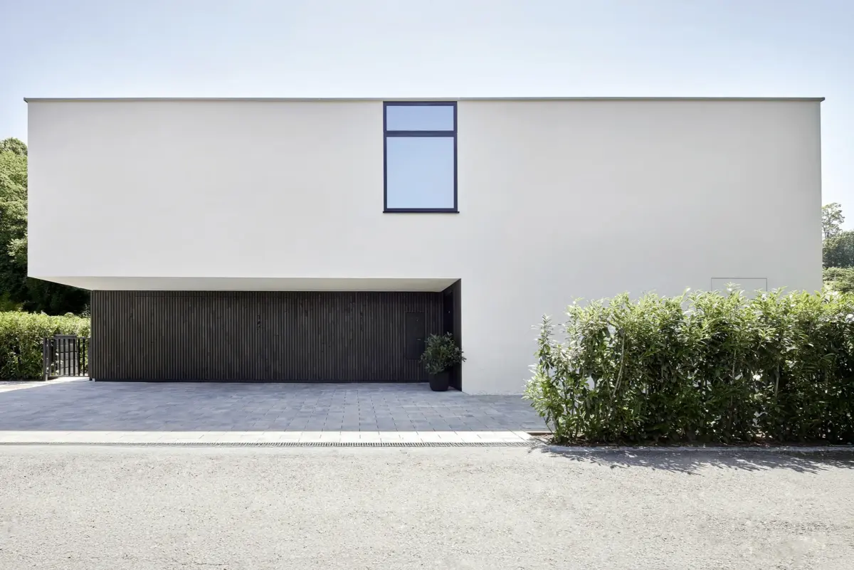 Weiße Straßenfassade mit dunkler Holzlattung und Garage einer Villa in Bregenz, Gahleitner Architekten, Architekturfotografie Roland Wimmer