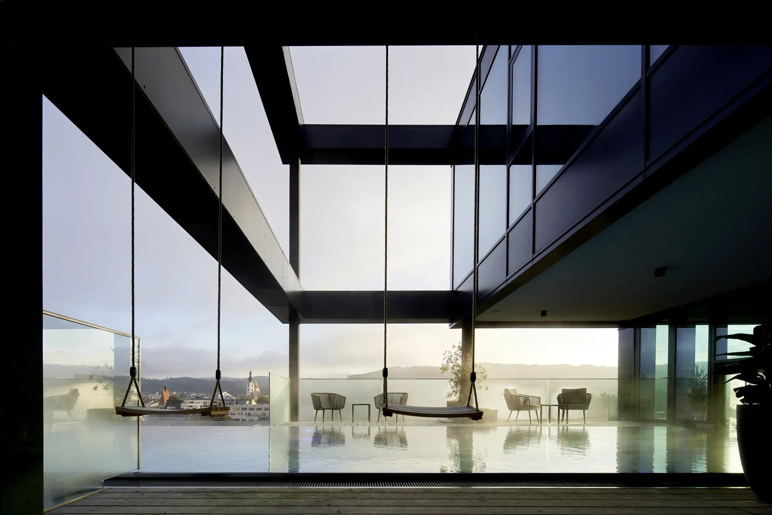 Sky Pool mit Schaukeln im Morgenlicht, Blick über Freistadt