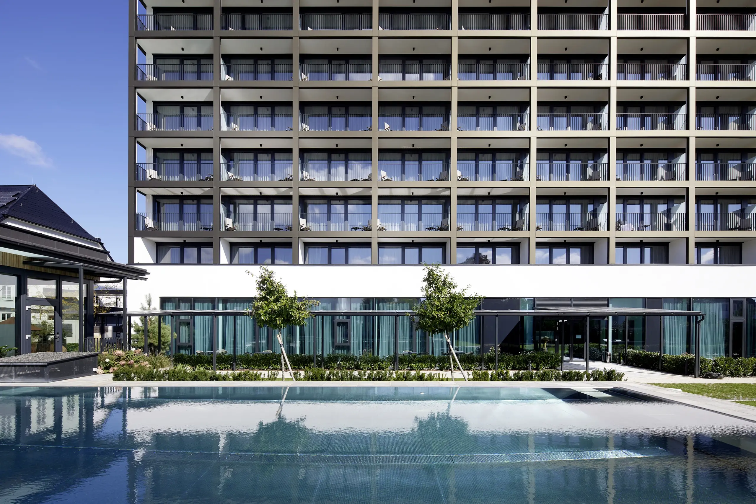 Fassade des Hotels mit Außenpool im Vordergrund