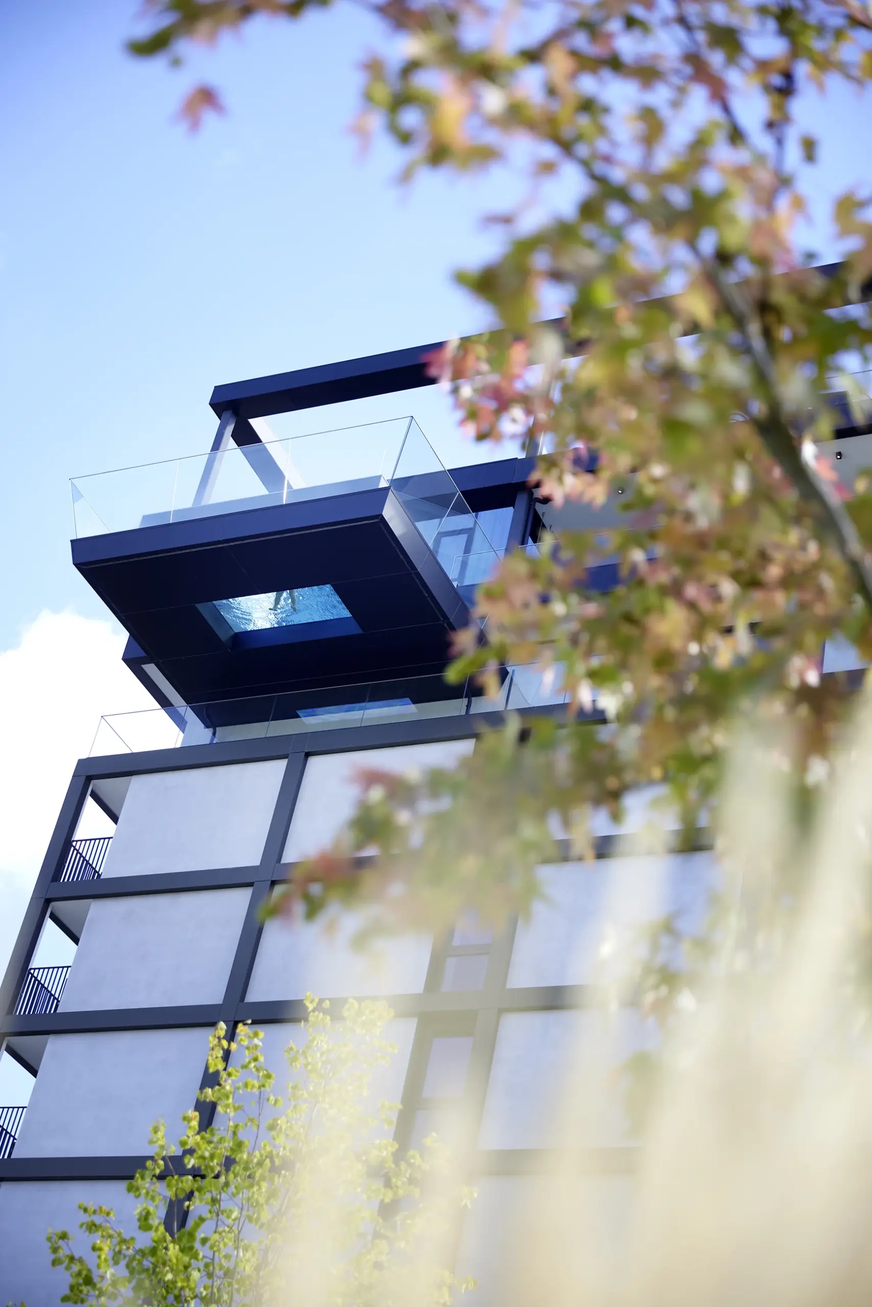 Auskragender Pool mit Glasboden, von unten gesehen